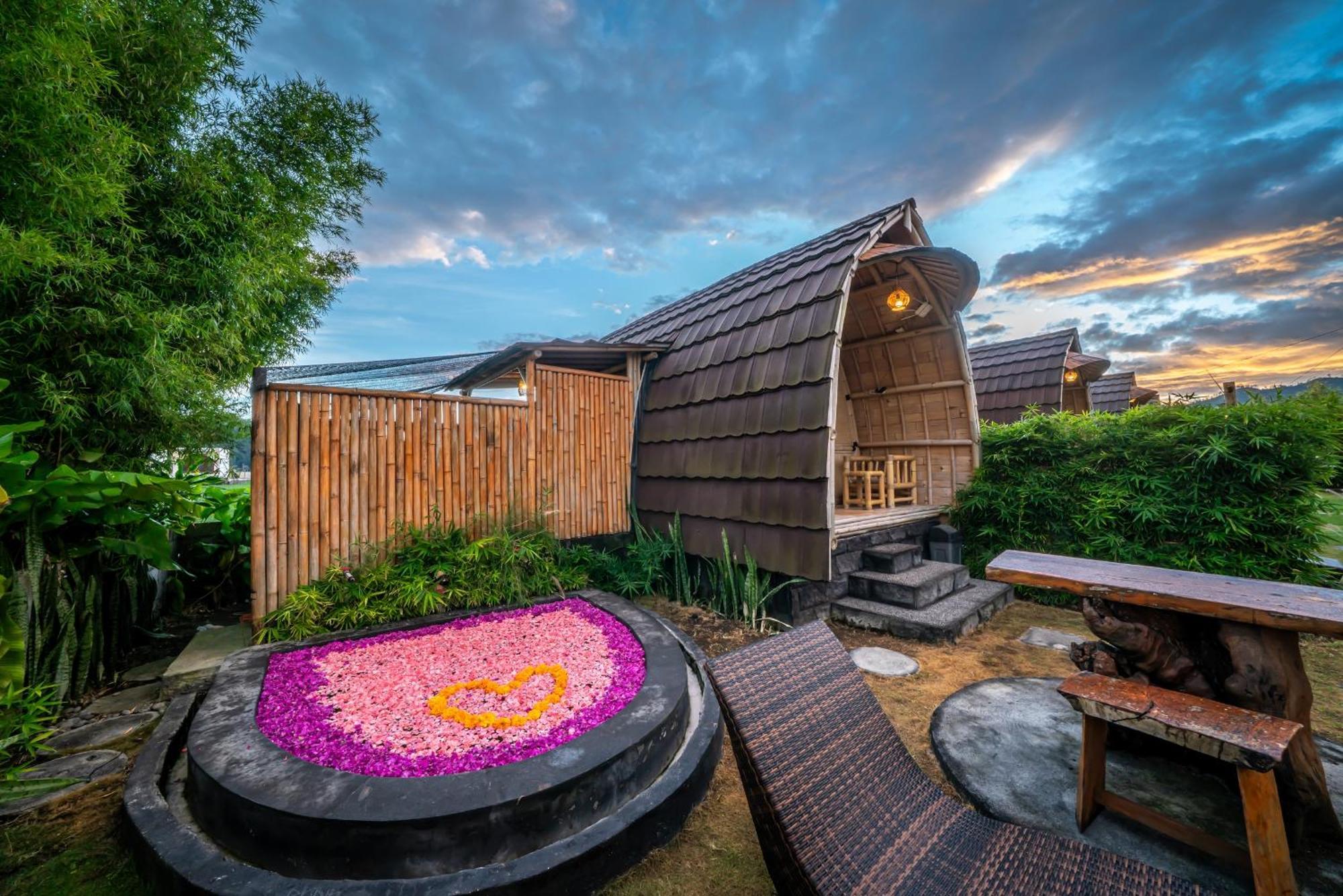 Tegal Bamboo Cottages & Private Hot Spring Baturaja  Ngoại thất bức ảnh