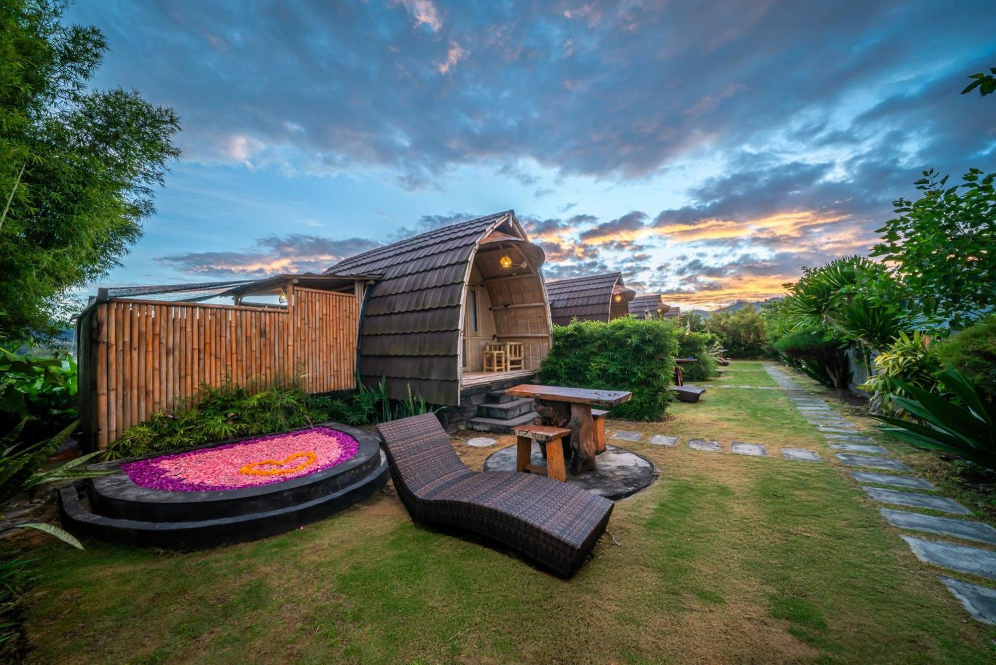 Tegal Bamboo Cottages & Private Hot Spring Baturaja  Ngoại thất bức ảnh