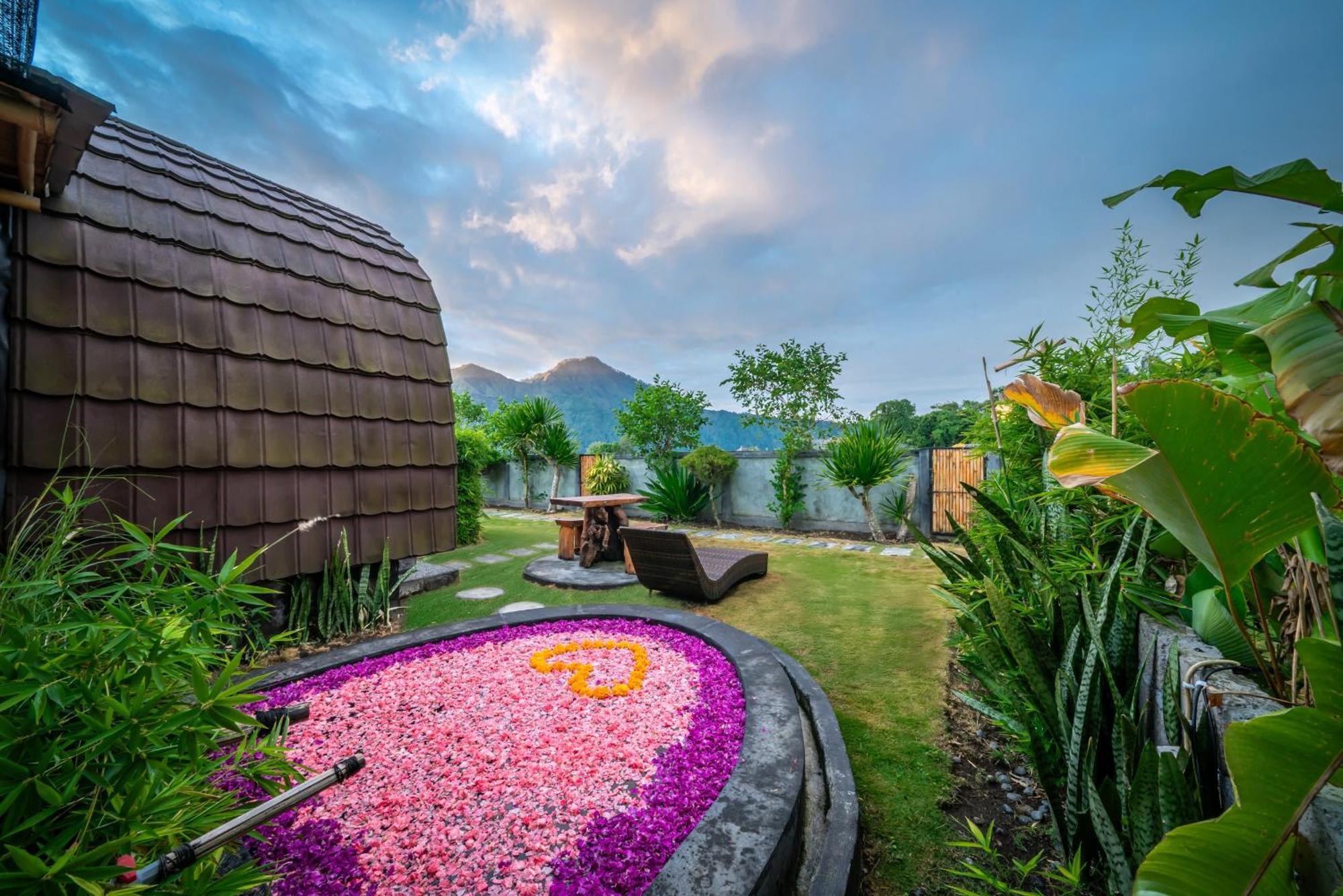 Tegal Bamboo Cottages & Private Hot Spring Baturaja  Ngoại thất bức ảnh